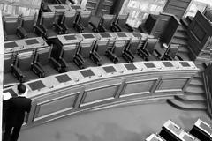 Στήνουν επτά κάλπες στη Βουλή και τη δημοκρατία στο... απόσπασμα