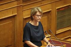 «Γυναικοκαυγάς» στο περιστύλιο της Βουλής