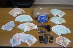 Ο αρχιφύλακας πήγε να πάρει τα χρήματα για το χασίς με το ... περιπολικό