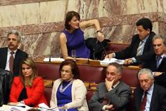 Πρώτη ημέρα εφαρμογής του dress code της βουλής - Πώς ντύθηκαν σήμερα οι κυρίες;