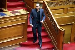Δείτε στο VIDEO τον Κασιδιάρη να λέει στην Πιπιλή: Κάτσε κάτω ρε, πάλι πιωμένη είσαι;