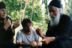 2566 - Εκείνος πού τρέχει εδώ και εκεί, κάνει «πνευματικό τουρισμό» και χάνει τις ώρες του ταλαιπωρούμενος, χωρίς να ωφελείται (Γέροντας Παΐσιος)