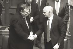 Η ΝΔ ΠΑΣΧΙΖΕΙ ΝΑ ΣΩΣΕΙ ΒΕΝΙΖΕΛΟ ΚΑΙ ΠΑΠΑΝΔΡΕΟΥ! διαχειριστής