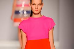 Fashion trend: Ο στυλάτος συνδυασμός του κόκκινου χρώματος με το ροζ