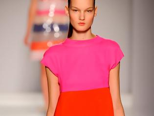 Φωτογραφία για Fashion trend: Ο στυλάτος συνδυασμός του κόκκινου χρώματος με το ροζ