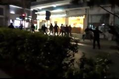 Κρήτη-Αντιεξουσιαστές κάνουν επίθεση σε 7 χρυσαυγίτες που μοίραζαν εφημερίδες...Βίντεο.