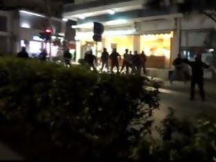 Φωτογραφία για Κρήτη-Αντιεξουσιαστές κάνουν επίθεση σε 7 χρυσαυγίτες που μοίραζαν εφημερίδες...Βίντεο.