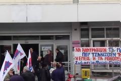 Διαμαρτυρία έξω από την ΔΕΗ Βόλου με αφορμή τα αυξημένα τιμολόγια [video]