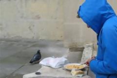 Από τους πεζόδρομους της Κηφισιάς στο συσσίτιο του Δήμου Αθηναίων