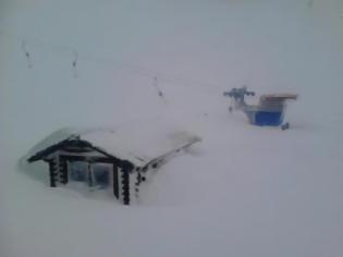 Φωτογραφία για Καλάβρυτα: Θάφτηκαν κάτω από το χιόνι τα κτίρια στο Χιονοδρομικό - Δείτε φωτο