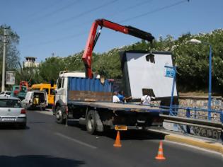 Φωτογραφία για Συνεχίζονται οι καθαιρέσεις παράνομων διαφημιστικών πινακίδων στη Θεσσαλονίκη