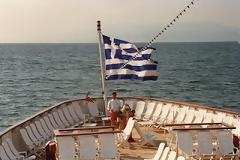 Κάνουν ότι μπορούν για να καταστρέψουν την ελληνική σημαία στα πλοία μας, αναφέρει αναγνώστης