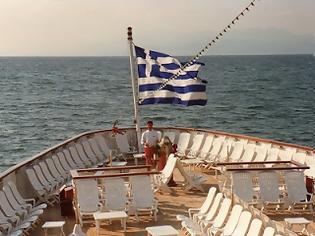 Φωτογραφία για Κάνουν ότι μπορούν για να καταστρέψουν την ελληνική σημαία στα πλοία μας, αναφέρει αναγνώστης