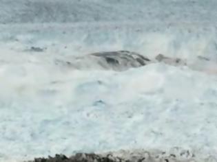 Φωτογραφία για Τεράστιο παγόβουνο καταρρέει μπροστά στην κάμερα [video]