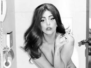 Φωτογραφία για Η Lady Gaga άρπαξε το στήθος θαυμάστριά της και της το... υπέγραψε