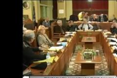Αποκαλυπτικός τρικούβερτος καβγάς σε δημοτικό συμβούλιο για τη πρόσληψη ανηψιού [βίντεο]