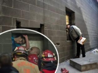 Φωτογραφία για Πυροσβέστες απεγκλωβίζουν γυναίκα που σφήνωσε ανάμεσα σε δύο κτίρια! [Video]