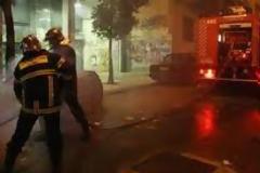 Πάτρα: Φωτιά σε δίκυκλο και ζαχαροπλαστείο