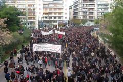 Σε εξέλιξη η πορεία αλληλεγγύης στο κέντρο του Βόλου