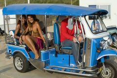 Η μόδα με τα Ταϊλανδέζικα τρίτροχα ταξί «tuk tuk» και στην Αθήνα..