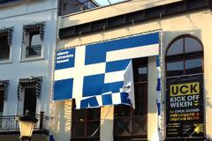Οι Έλληνες ομογενείς της Ουτρέχτης, κατέβασαν προσβλητική σημαία-αφίσα για την Ελλάδα!
