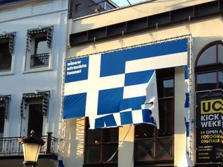 Φωτογραφία για Οι Έλληνες ομογενείς της Ουτρέχτης, κατέβασαν προσβλητική σημαία-αφίσα για την Ελλάδα!
