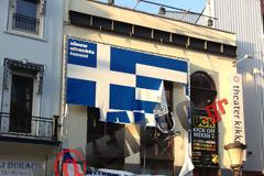 Συνελήφθησαν Έλληνες φοιτητές επειδή έσκισαν κοροϊδευτικό πανό των Ολλανδών για την Ελλάδα