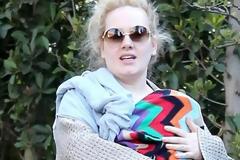 Mόνο τα καλύτερα για τον γιο της! Η Adele σκεπάζει τον γιο της με κουβέρτα γνωστού σχεδιαστή!