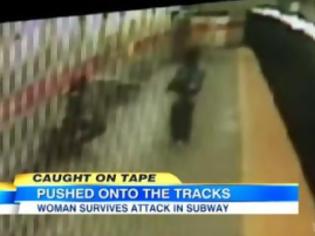 Φωτογραφία για Την χτύπησε και την έριξε στις ράγες του μετρό [video]