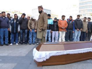 Φωτογραφία για Στην πλατεία Κοτζιά η σορός του Πακιστανού που δολοφονήθηκε από δυο Έλληνες