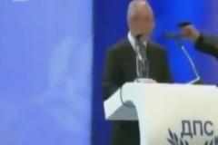 Βίντεο-Σοκ: Απόπειρα δολοφονίας πολιτικού στη Βουλγαρία - Το όπλο δεν εκπυρσοκρότησε και ο πολιτικός όρμησε στον δράστη - Απίστευτες σκηνές!!!