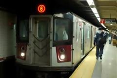 Βίντεο-σοκ: Την πέταξε στις ράγες για να της αρπάξει την τσάντα
