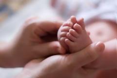 Θεσσαλονίκη: Έβγαλαν όπλο και άρπαξαν το νεογέννητο παιδί της!