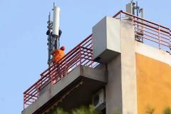Πάτρα: «Φύτρωσε» κεραία κινητής τηλεφωνίας σε ταράτσα πρώην αιρετής!