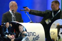 ΣΟΚΑΡΕΙ ΤΟ VIDEO: Η απόπειρα πολιτικής δολοφονίας που απετράπη από τύχη!