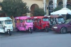 Τα ταϊλανδέζικα ταξί tuk tuk κάνουν κούρσες στην Αθήνα
