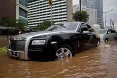 Πλημμυρισμένη Rolls Royce στην Τζακάρτα