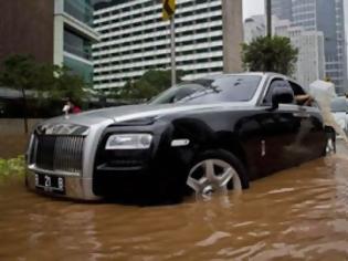 Φωτογραφία για Πλημμυρισμένη Rolls Royce στην Τζακάρτα