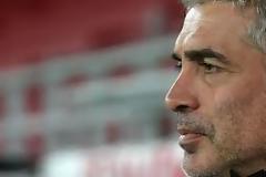 Μιλάει με τρεις Ισπανούς αλλά στο βάθος περιμένει ο Αντώνης