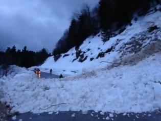 Φωτογραφία για Χιονοστιβάδα έκλεισε το δρόμο στην ορεινή Καλαμπάκα