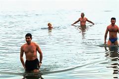 Κοπή πίτας δίπλα στο κύμα από τους χειμερινούς κολυμβητές [video]