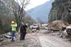 Αχαϊα: Κλειστή παραμένει η παλαιά Ε.Ο. Πατρών-Κορίνθου από πτώση βράχου - Εκλεισε και ο Οδοντωτός