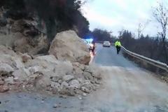 Αχαΐα: Οι βράχοι κατέληξαν στ΄αυτοκίνητά τους - Τρόμος για δύο οδηγούς στα Καλάβρυτα - Κλειστή λόγω κατολίσθησης η Παλιά Εθνική