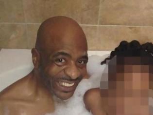 Φωτογραφία για Οργή στο διαδίκτυο με φωτογραφία ιερέα να κάνει μπάνιο με την εγγονή του! [εικόνες][video]