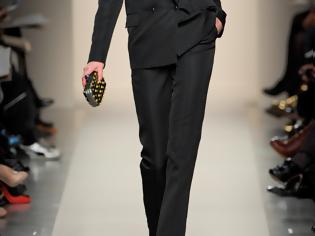 Φωτογραφία για Fashion trend: Φορέστε το μαύρο παντελόνι όλες τις ώρες
