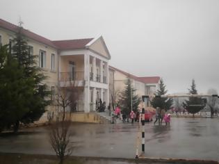Φωτογραφία για Δραματική έκκληση: Η κατάσταση στο ελληνικό σχολείο της Κορυτσάς έχει φτάσει στο απροχώρητο