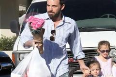 B. Affleck: Η βόλτα με τις κόρες και τα λουλούδια στην σύζυγό του!