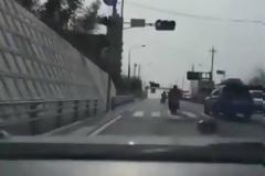 VIDEO: Παιδί πέφτει εν κινήσει από τη μηχανή και ο πατέρας... χαμπάρι