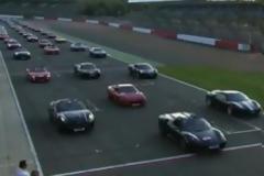 Η μεγαλύτερη παρέλαση από Ferrari