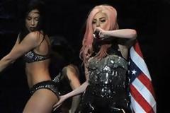 Το απλώνει το...χεράκι της η Lady Gaga...